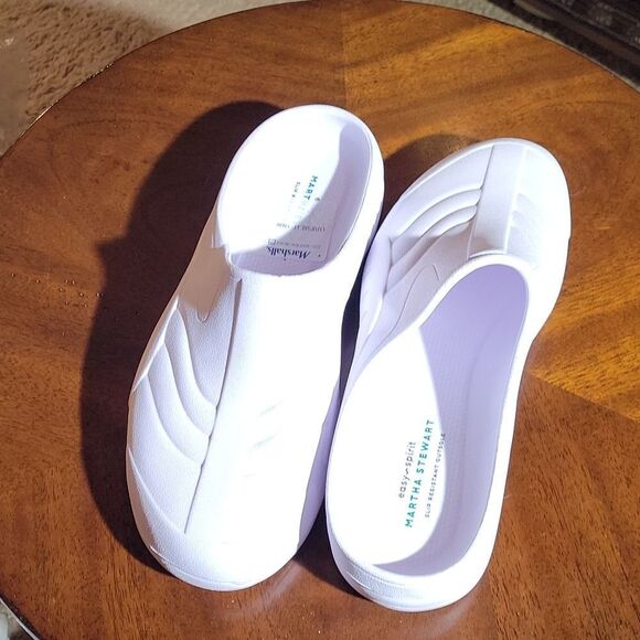 BRAND NEW MARTHA STEWART TGARDEN SLIP-ON RESISTANT CLOGS - Picture 7 of 16